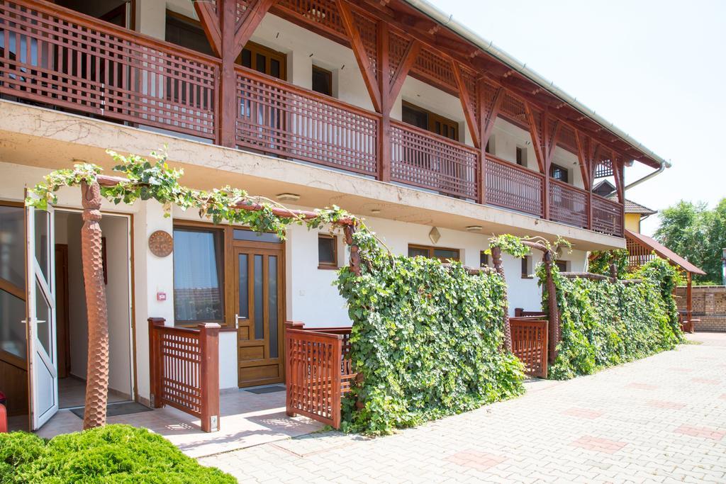 玫瑰花园酒店 Hajdúszoboszló 外观 照片